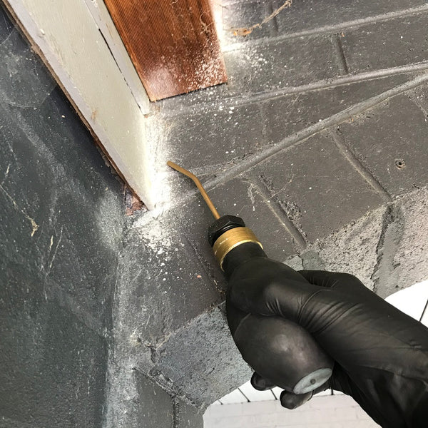 Permethrin Dust applying to weatherboards